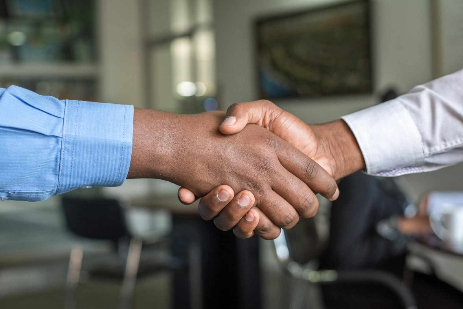 Handshake between a homeowner and builder after agreeing a quote
