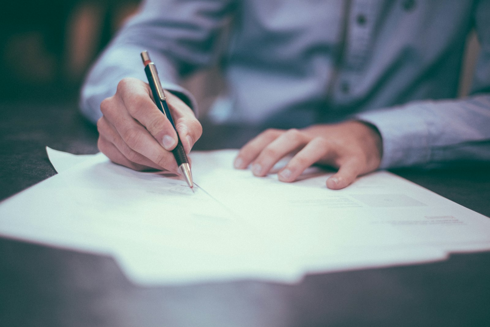 Homeowner signing a written building contract before work starts
